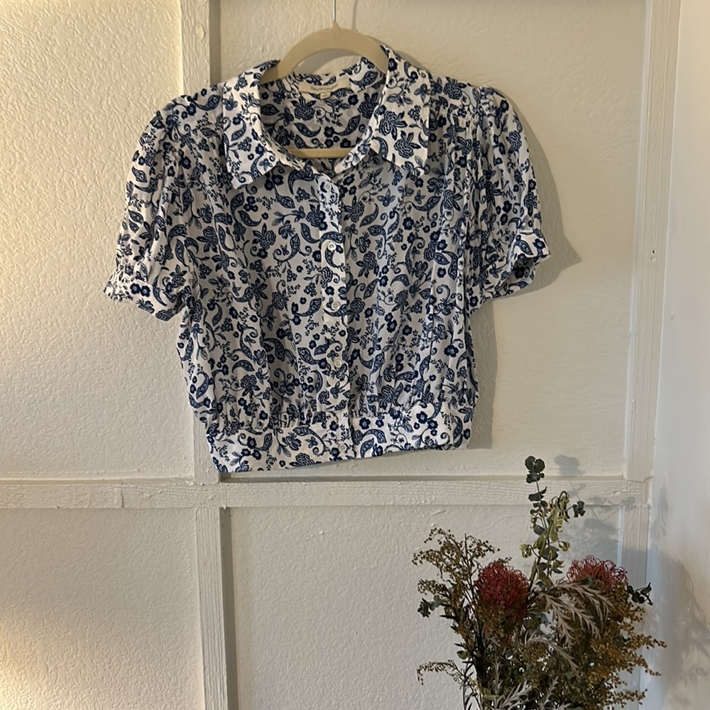 FAVORITE DAUGHTER Blue floral silky crop blouse